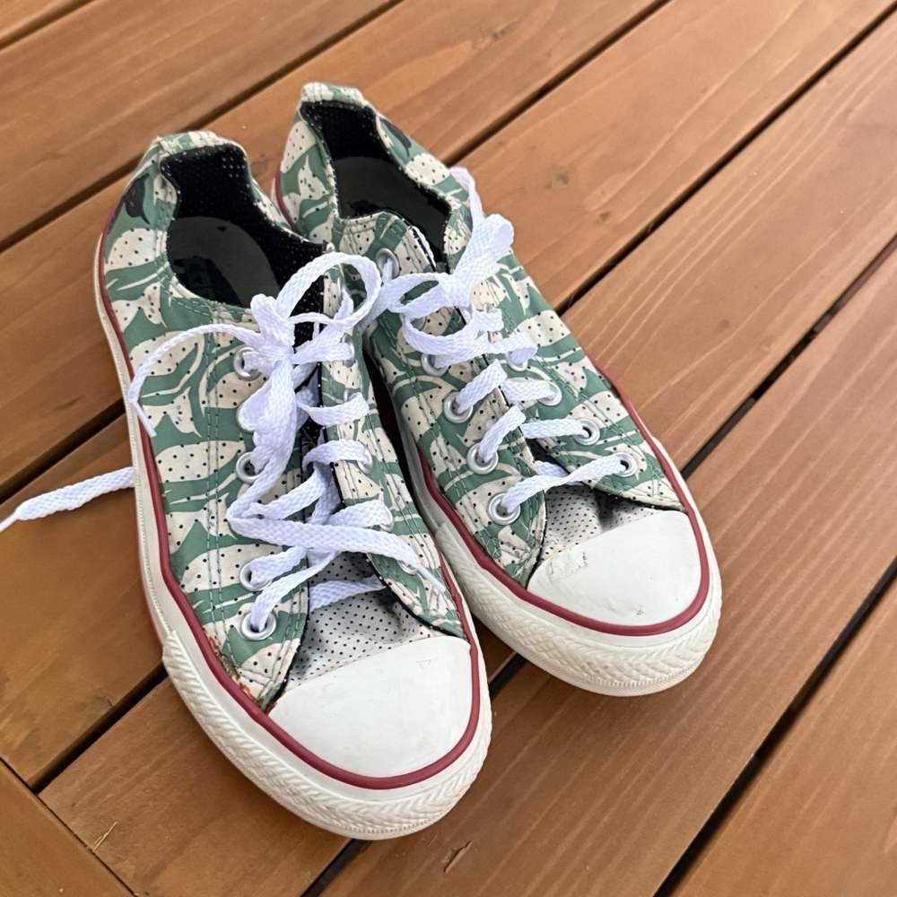 MCM Cat Low  Converse Woman’s Size 7